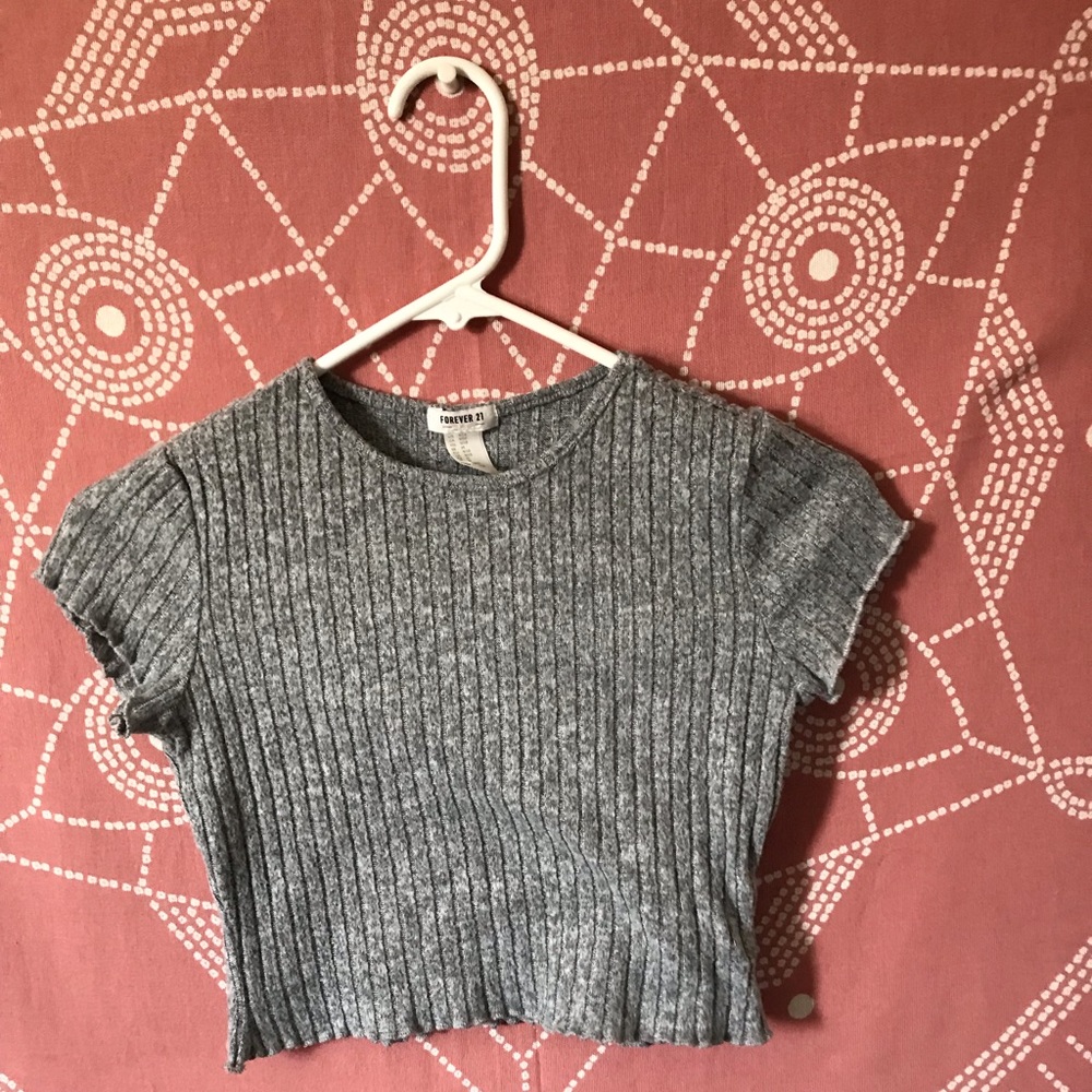 Cropped grey t-shirt
